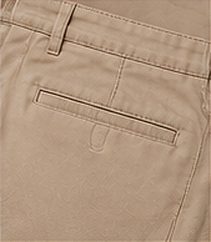 Bermuda Chino Flex na cor bege, detalhe do bolso