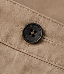 Bermuda Chino Flex na cor bege, detalhe do bolso