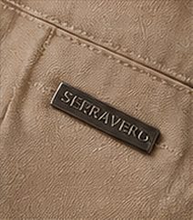 Bermuda Chino Flex na cor bege, detalhe do botão