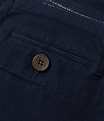 Bermuda Chino Flex na cor marinho, detalhe do bolso