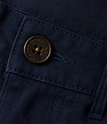 Bermuda Chino Flex na cor marinho, detalhe do botão