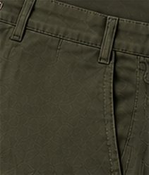 Bermuda Chino Flex na cor verde oliva, detalhe do bolso