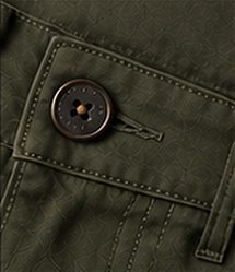 Bermuda Chino Flex na cor verde oliva, detalhe do botão