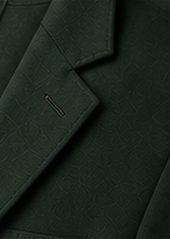 Blazer Signature na cor verde floresta, detalhe da gola