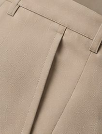 Calça Alfaiataria Flex na cor bege, detalhe do bolso