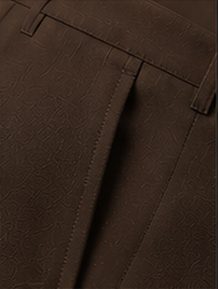 Calça Alfaiataria Flex na cor café, detalhe do bolso