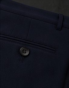 Calça Alfaiataria Flex na cor marinho, detalhe do bolso