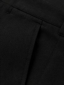 Calça Alfaiataria Flex na cor preto, detalhe do bolso