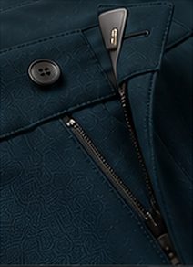 Calça Alfaiataria Signature na cor azul petróleo, detalhe: outro