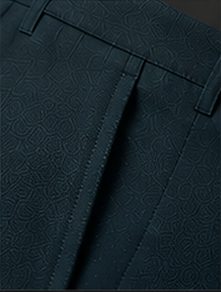 Calça Alfaiataria Signature na cor azul petróleo, detalhe do bolso
