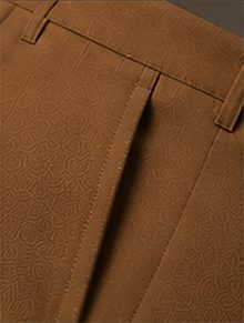Calça Alfaiataria Signature na cor caramelo, detalhe do bolso
