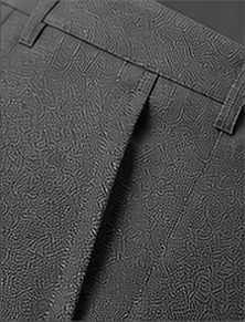 Calça Alfaiataria Signature na cor cinza médio, detalhe do bolso
