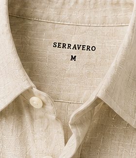 Camisa Linho Resort na cor areia, detalhe da gola