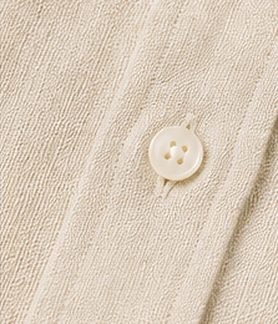 Camisa Linho Resort na cor areia, detalhe do botão