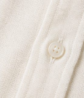 Camisa Linho Resort na cor off-white, detalhe do botão
