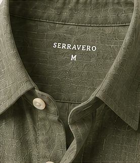 Camisa Linho Resort na cor verde oliva, detalhe da gola