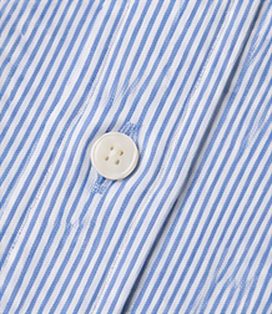 Camisa Oxford Essencial na cor listrado azul, detalhe do botão