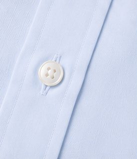 Camisa Social Easy Care na cor azul céu, detalhe do botão
