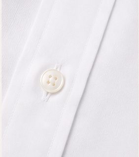 Camisa Social Easy Care na cor branco, detalhe do botão