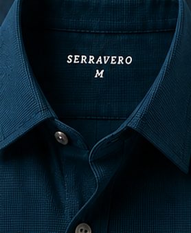 Camisa Textura Signature na cor azul petróleo, detalhe da gola