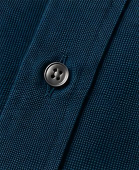 Camisa Textura Signature na cor azul petróleo, detalhe do botão