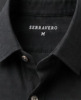 Camisa Textura Signature na cor chumbo, detalhe da gola