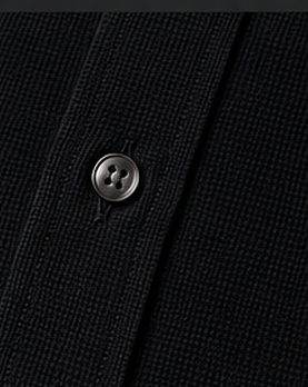 Camisa Textura Signature na cor preto, detalhe do botão