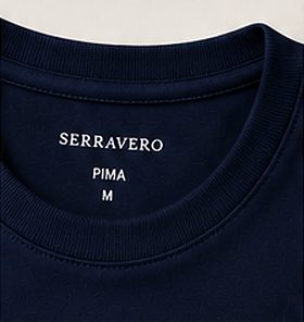 Camiseta Pima Essencial na cor marinho, detalhe da gola