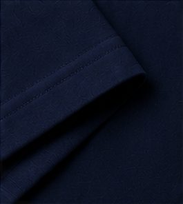 Camiseta Pima Essencial na cor marinho, detalhe: outro