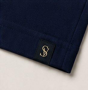Camiseta Pima Essencial na cor marinho, detalhe: outro
