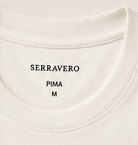Camiseta Pima Essencial na cor off-white, detalhe da gola