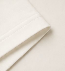 Camiseta Pima Essencial na cor off-white, detalhe: outro