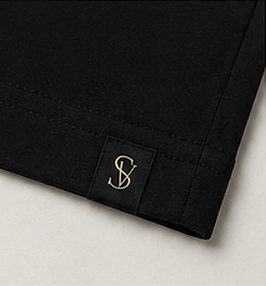 Camiseta Pima Essencial na cor preto, detalhe: outro