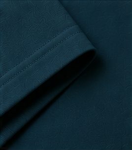 Camiseta Pima Signature na cor azul petróleo, detalhe: outro