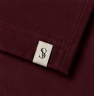 Camiseta Pima Signature na cor bordô, detalhe: outro