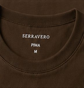 Camiseta Pima Signature na cor café, detalhe da gola