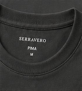 Camiseta Pima Signature na cor chumbo, detalhe da gola
