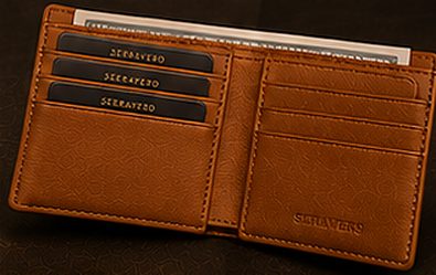 Carteira Slim Couro na cor caramelo, detalhe: outro