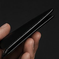 Carteira Slim Couro na cor preto, detalhe: outro