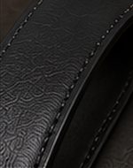 Cinto Couro Reversível na cor preto/café, detalhe do tecido