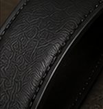 Cinto Couro Reversível na cor preto/caramelo, detalhe do tecido