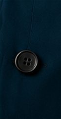 Costume Signature na cor azul petróleo, detalhe do botão