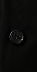 Costume Signature na cor preto, detalhe do botão