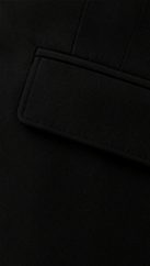 Costume Signature na cor preto, detalhe do bolso