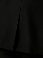 Costume Signature na cor preto, detalhe: outro
