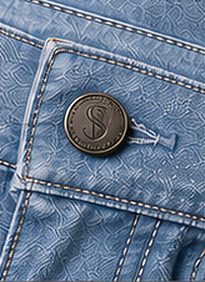 Jeans Vintage Clean na cor azul claro, detalhe do botão