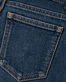 Jeans Vintage Clean na cor azul médio, detalhe do bolso