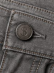 Jeans Vintage Clean na cor cinza lavado, detalhe do botão