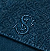 Lenço Signature na cor azul petróleo, detalhe: outro