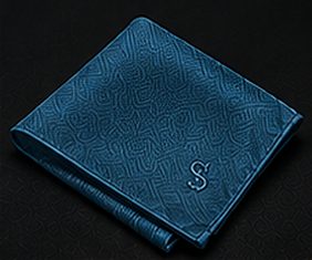 Lenço Signature na cor azul petróleo, detalhe: outro